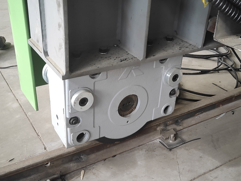 地轨机构行走齿轮箱